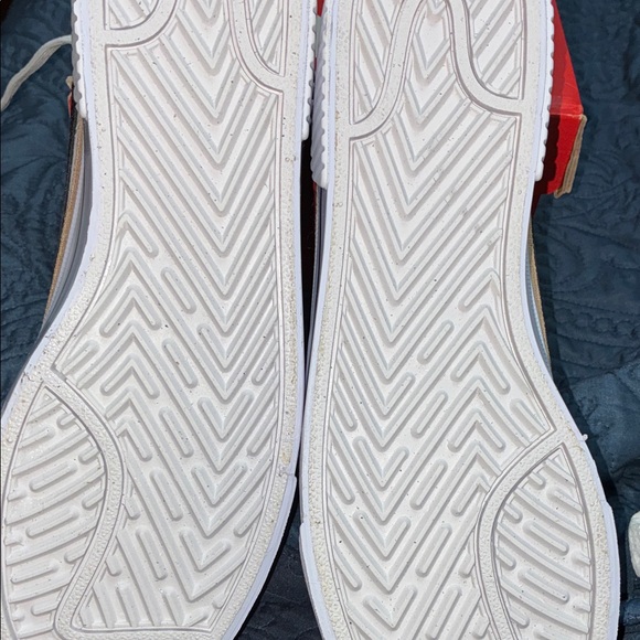 Nike White Black Women's Athletic Shoes - Picture 7 of 8